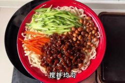 简单炸酱面的家庭做法,简单易学，美味可口的家常美食制作指南